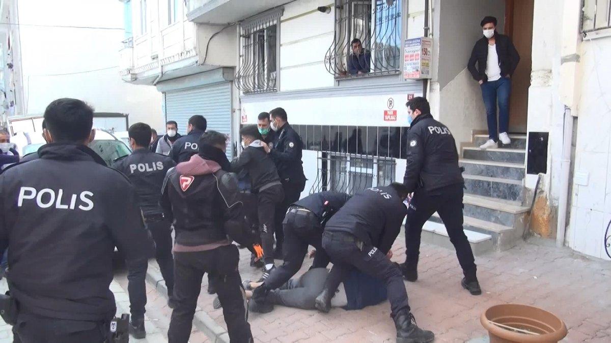 Esenyurt'ta otomobile çarpan top iki aile arasında kavgaya yol açtı