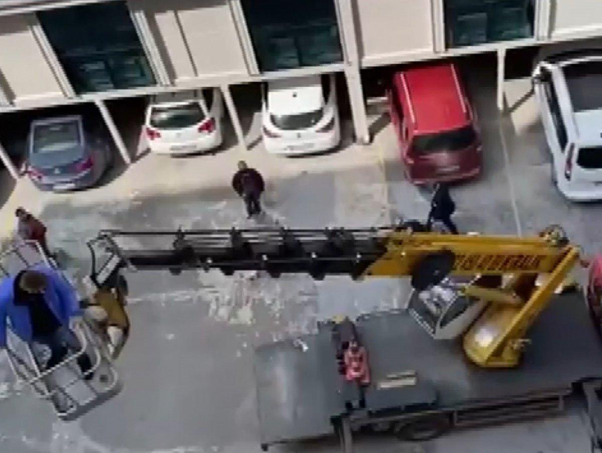 Ataşehir'de korona tedavisi gören babaya vinç sürprizi