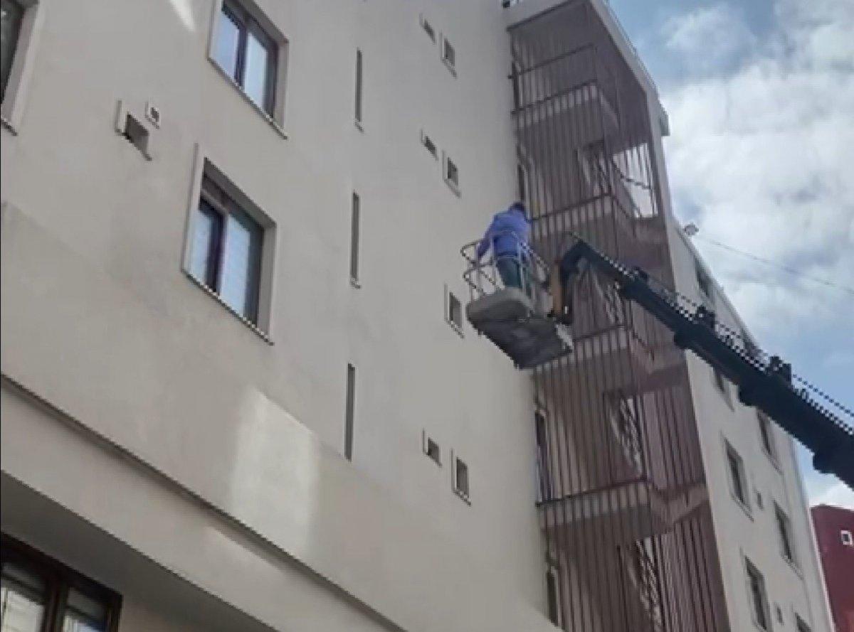 Ataşehir'de korona tedavisi gören babaya vinç sürprizi