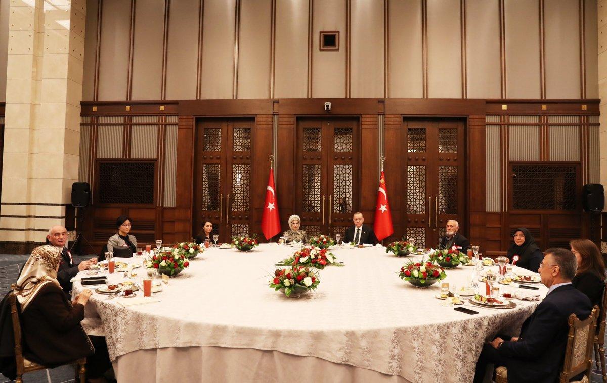 Cumhurbaşkanı Erdoğan, şehit yakınlarıyla iftar yaptı
