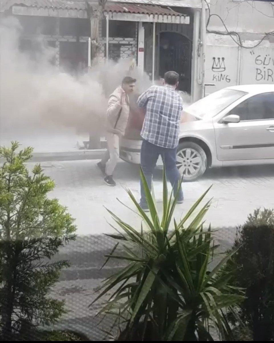 Beyoğlu’nda motoru yanan aracın kaputunu açtı