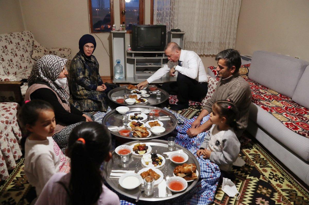 Cumhurbaşkanı Erdoğan bir vatandaşın evinde iftar yaptı