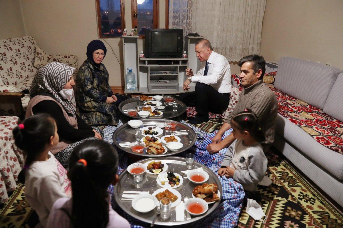 Cumhurbaşkanı Erdoğan bir vatandaşın evinde iftar yaptı