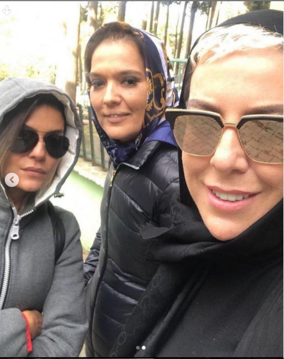 Demet Akalın'ın türbe ziyareti