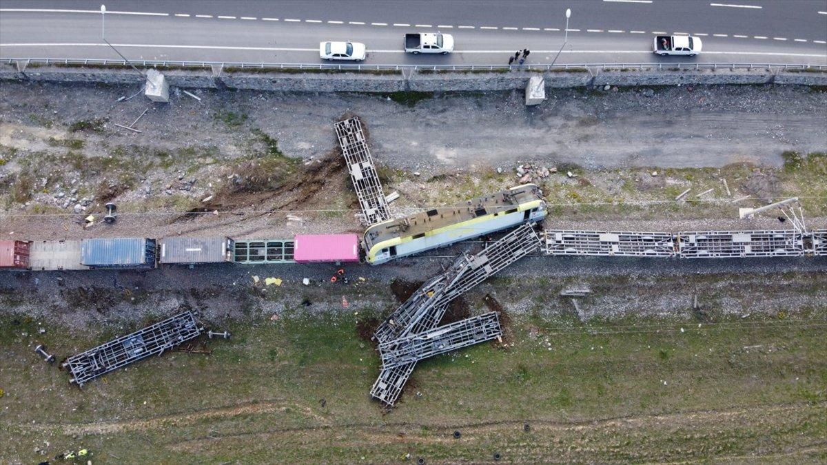 Adana’da yük treni raydan çıktı: 2 makinist yaralı