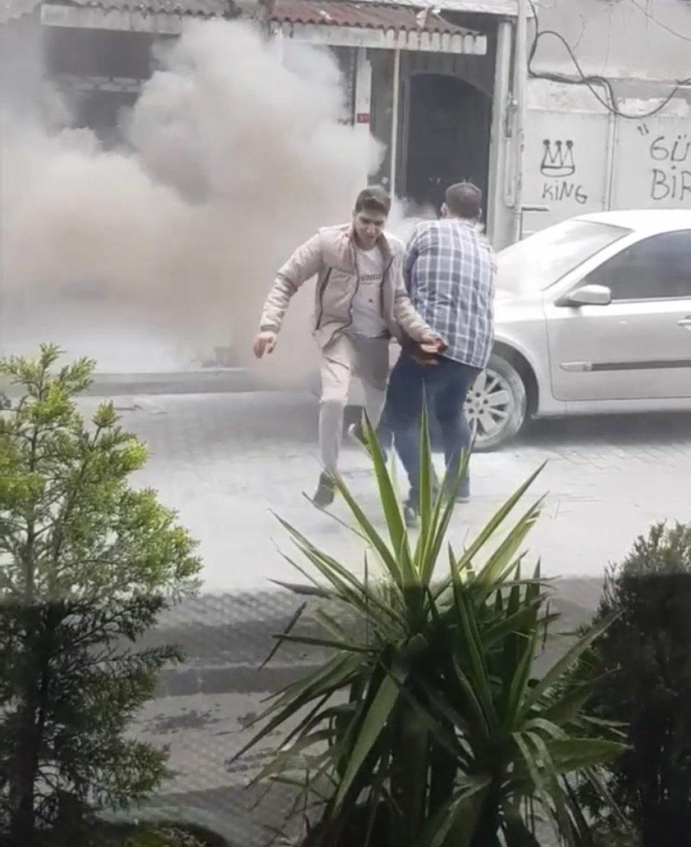 Beyoğlu’nda motoru yanan aracın kaputunu açtı