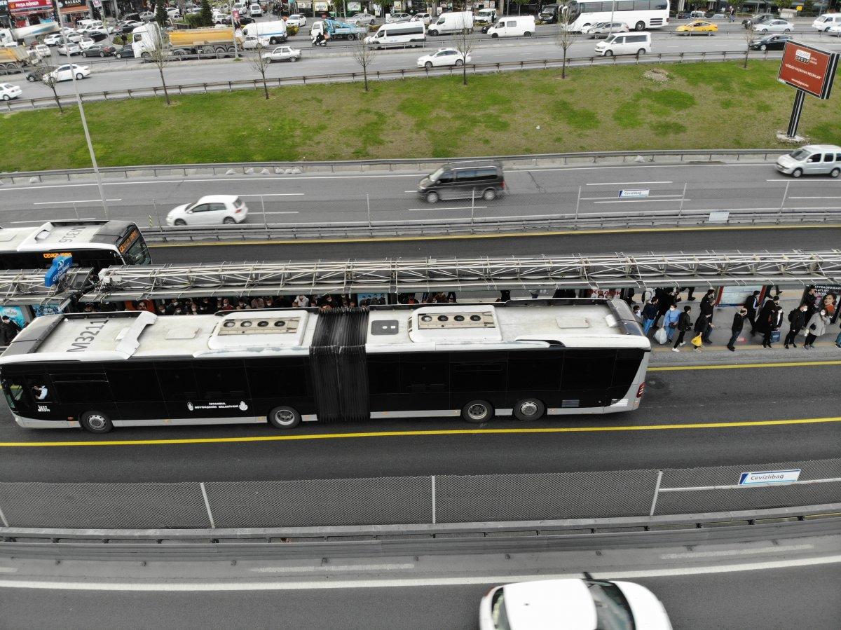 İstanbul’da metrobüs duraklarında dikkat çeken yoğunluk