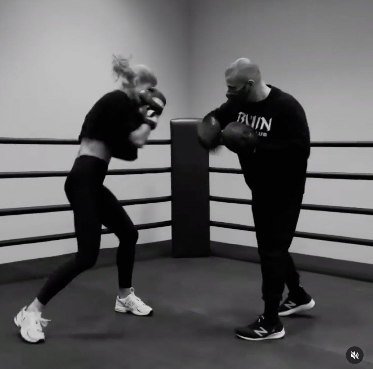 Çağla Şıkel ringlere döndü