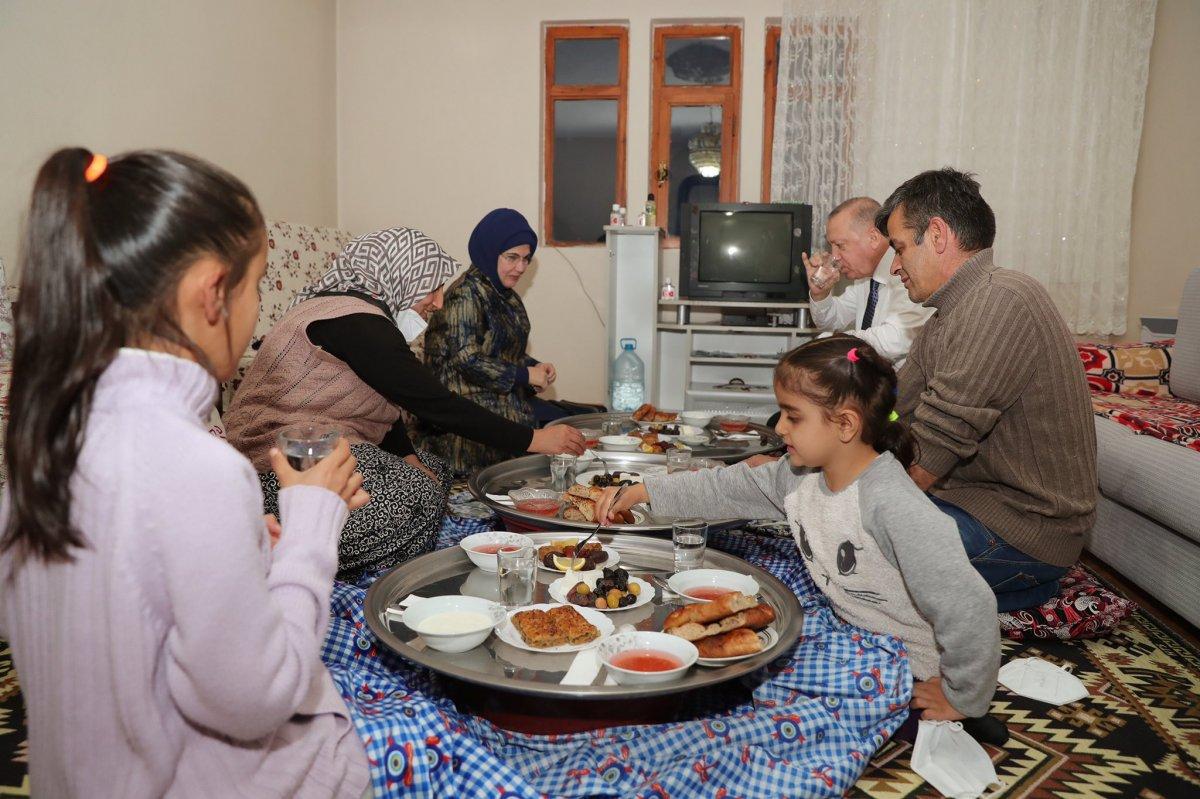 Cumhurbaşkanı Erdoğan bir vatandaşın evinde iftar yaptı