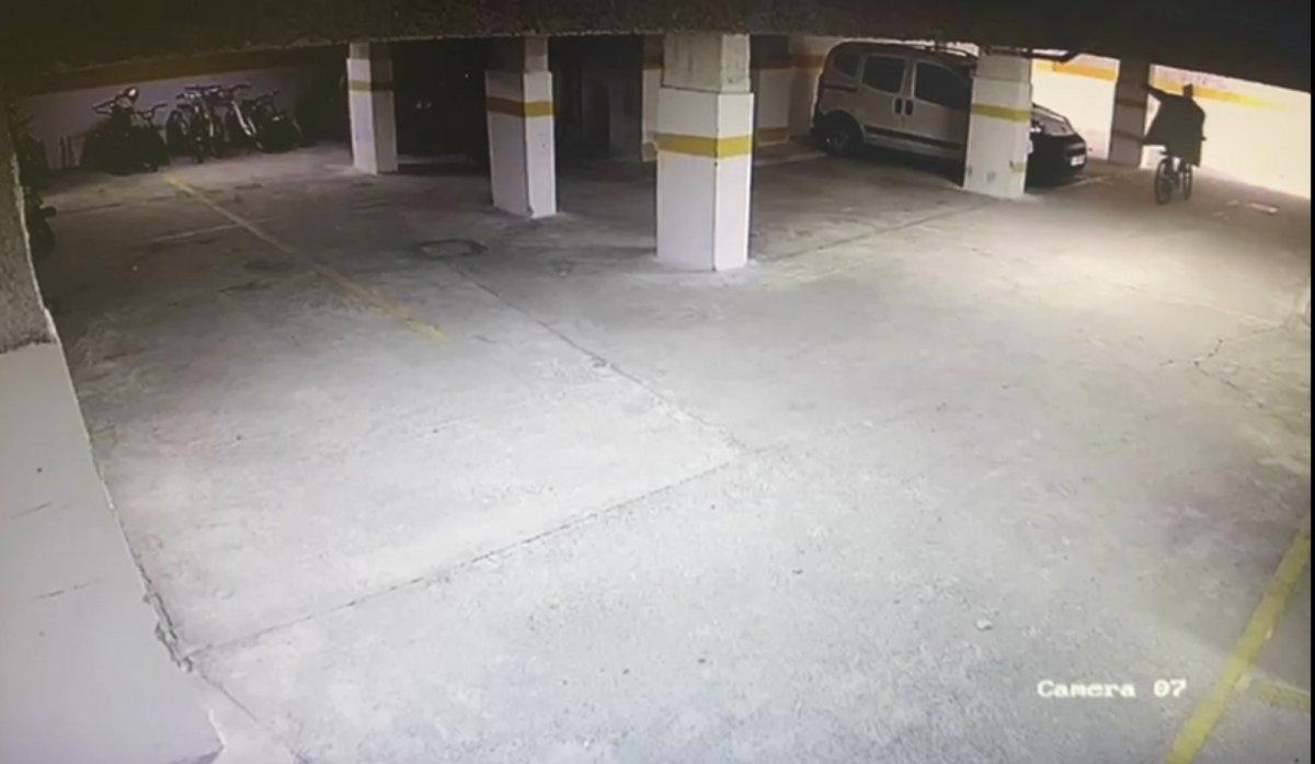 Antalya’da site otoparkından bisiklet çaldı, kameraya el salladı