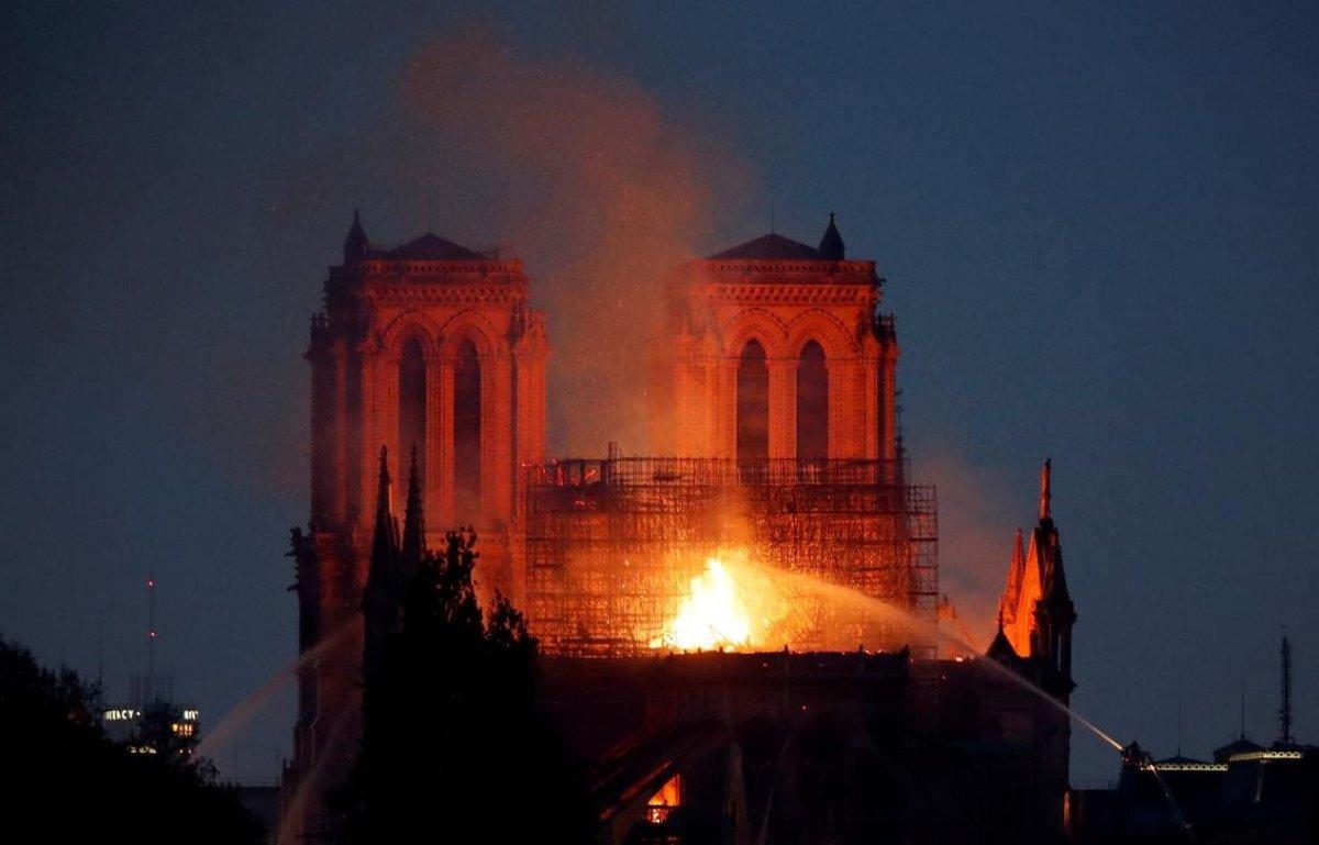 Fransa'da yanan Notre Dame Katedrali'nin restorasyonuna başlanamadı