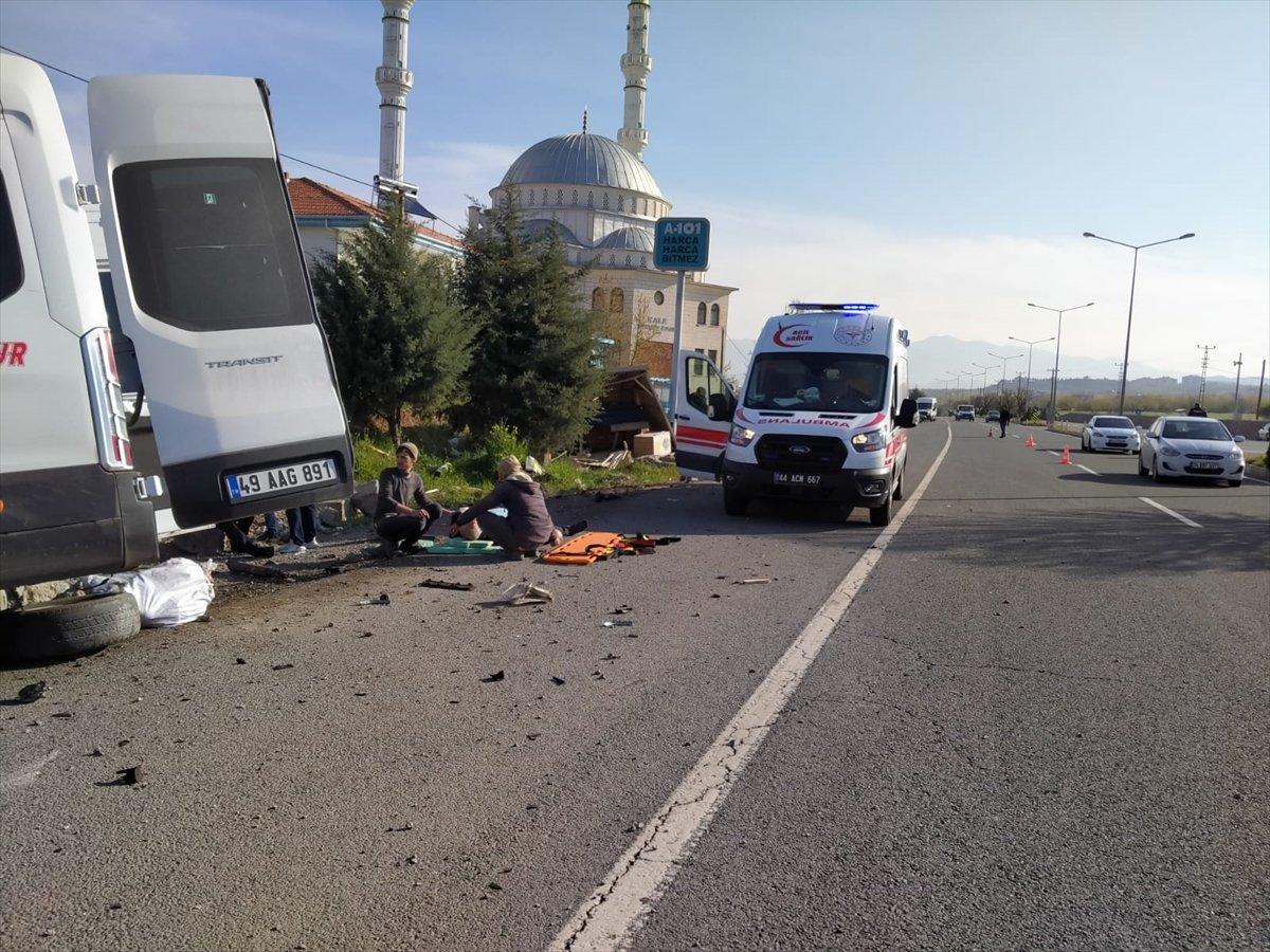 Malatya'da yolcu minibüsü bariyerlere çarptı: 8 yaralı