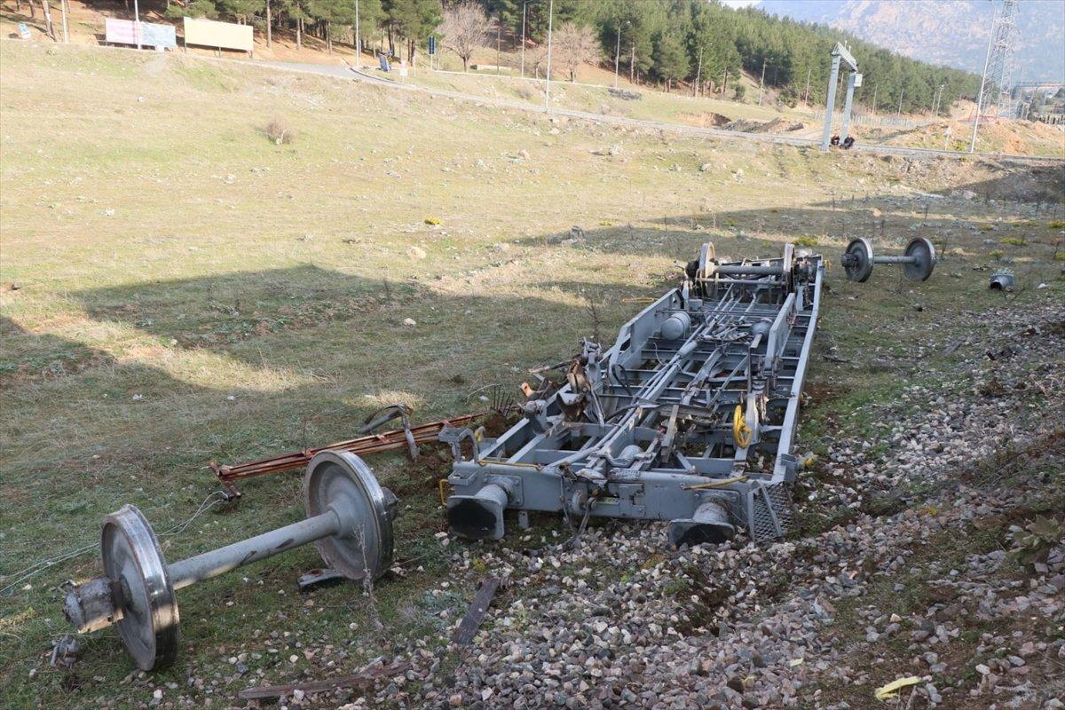 Adana’da yük treni raydan çıktı: 2 makinist yaralı