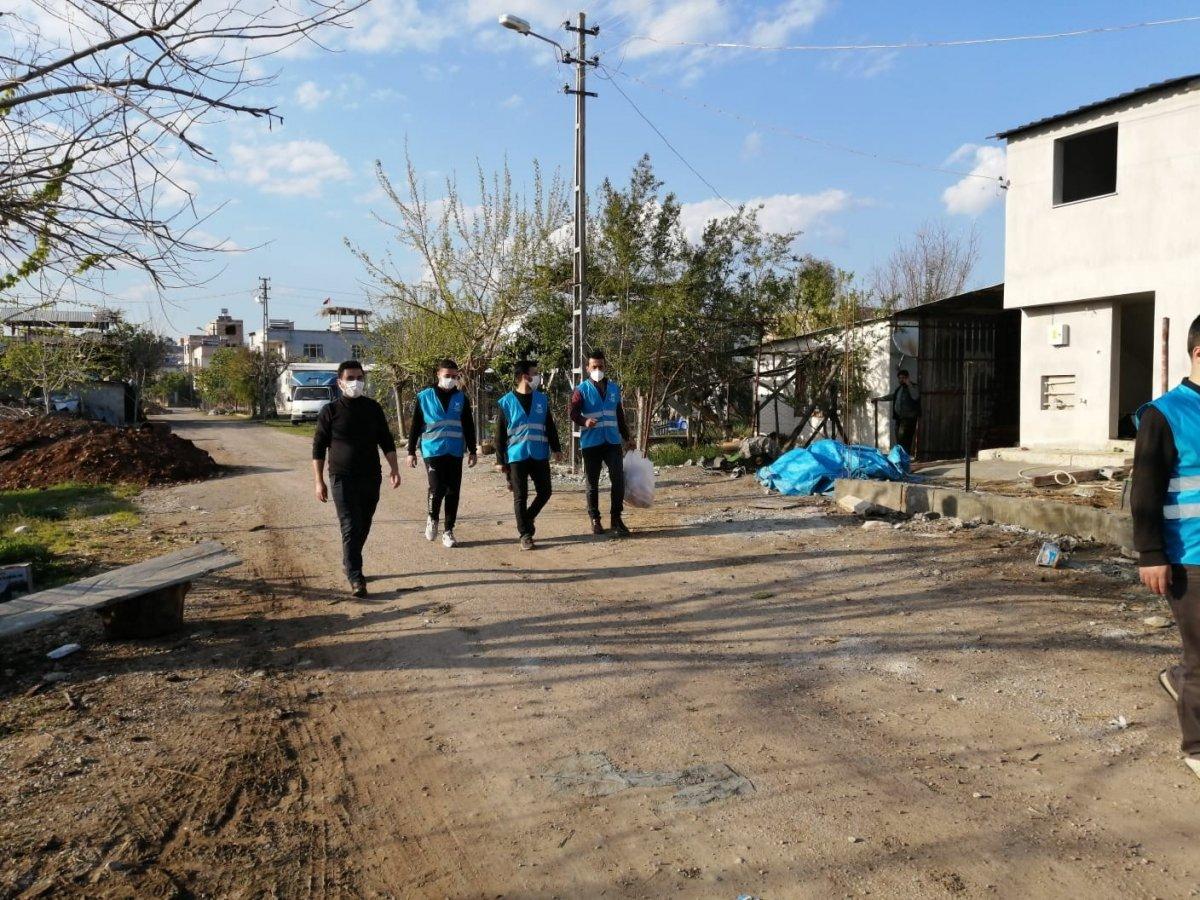 Adana’da gençler harçlıkları ile aldıkları pideleri ihtiyaç sahiplerine dağıttı