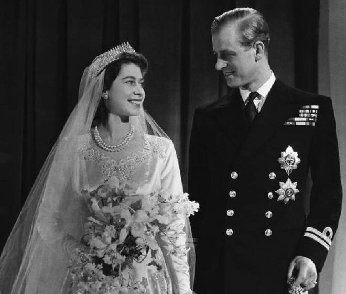 Kraliçe Elizabeth göreve döndü