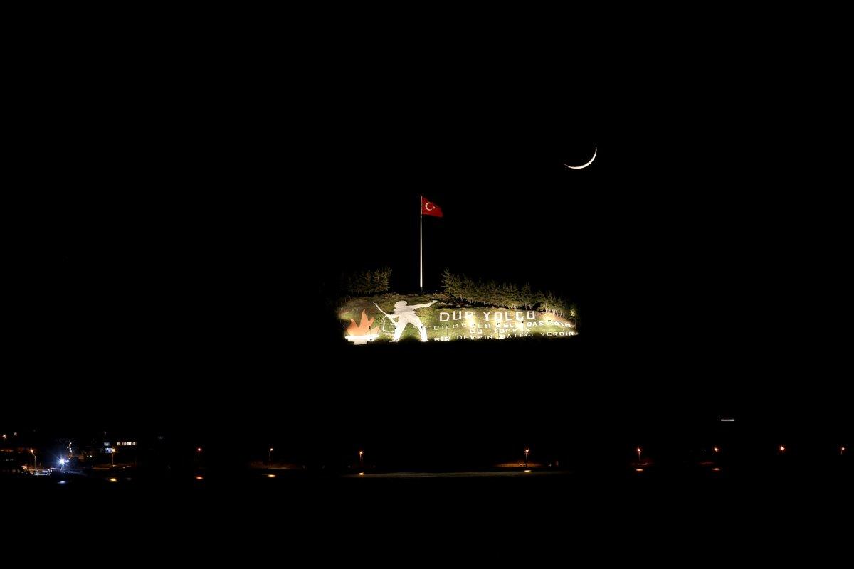 Çanakkale Boğazı'nda 'Dur Yolcu' ile hilalin buluşması