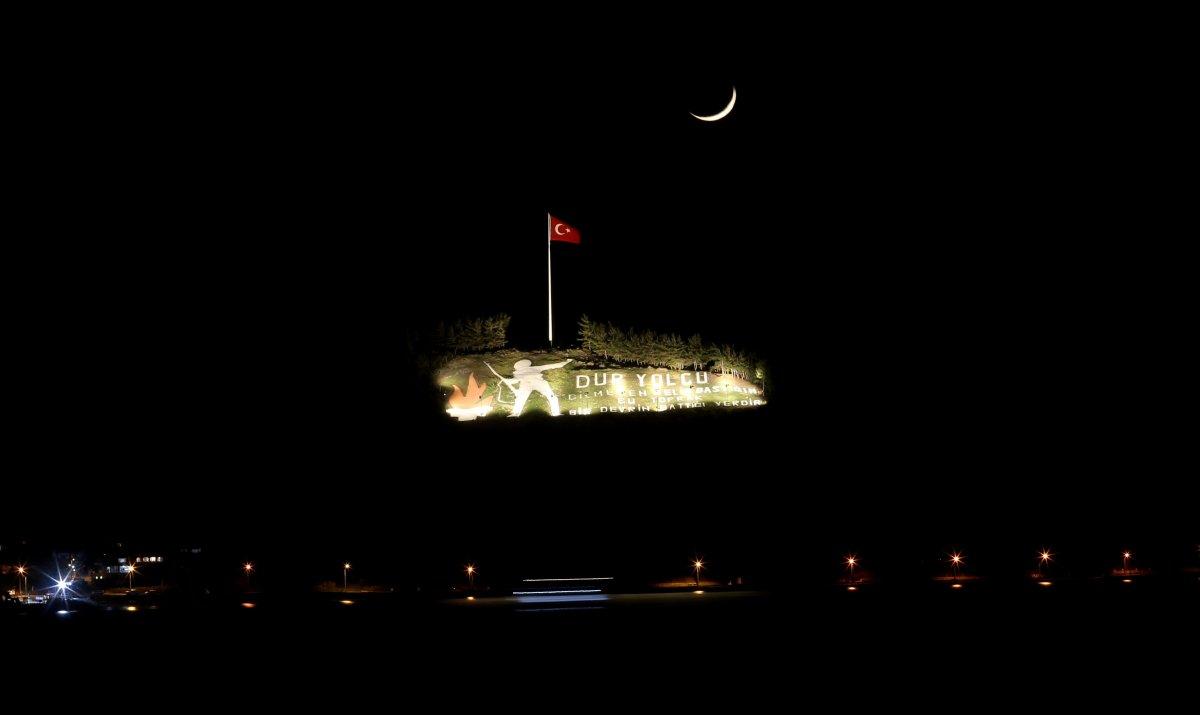 Çanakkale Boğazı'nda 'Dur Yolcu' ile hilalin buluşması