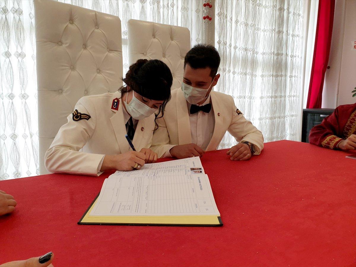 asker çift üniforma nikah