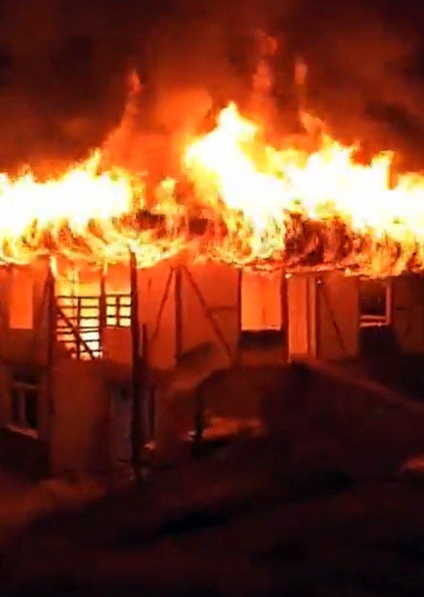 Sakarya’da gece saatlerinde bir ev küle döndü