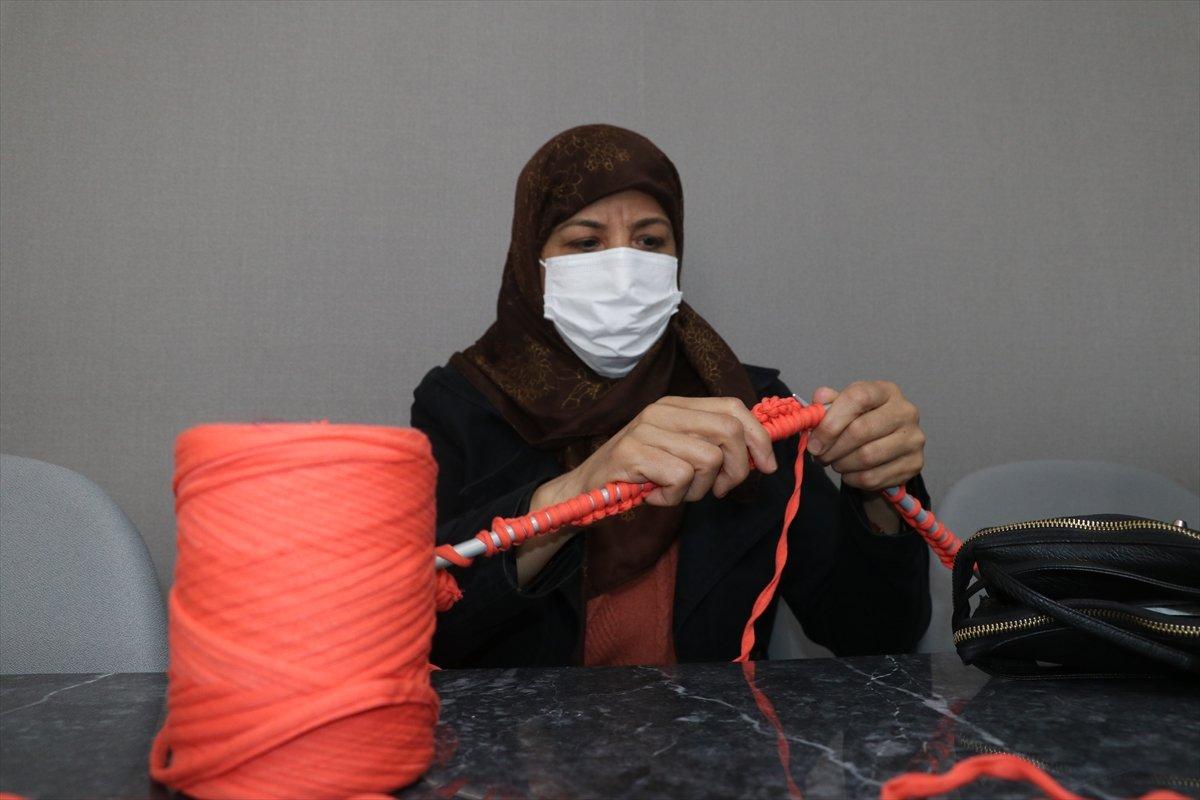 Çukurovalı kadınlar İtalya'ya minder ördü