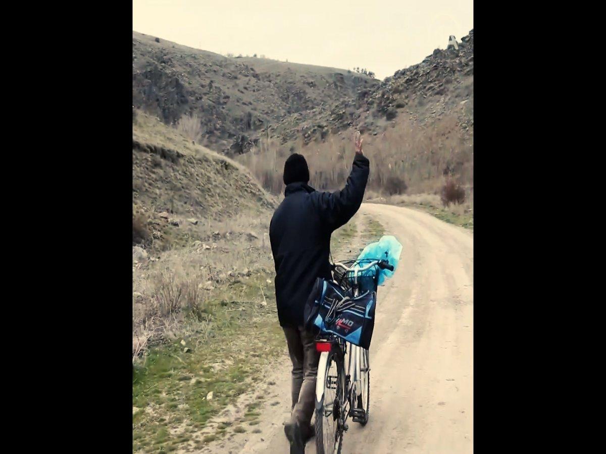 Emekli öğretmen yabani ağaçlara can veriyor