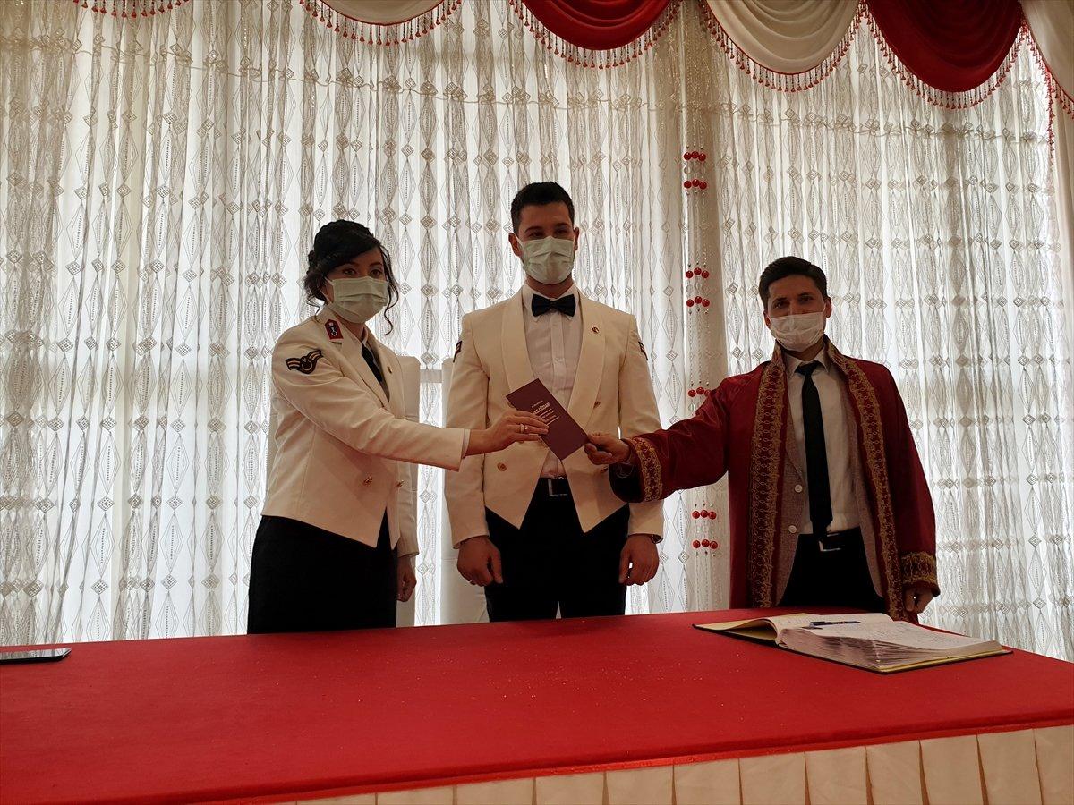 asker çift üniforma nikah