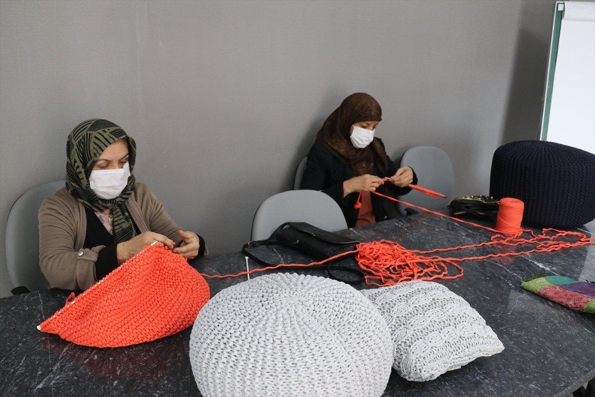 Çukurovalı kadınlar İtalya'ya minder ördü