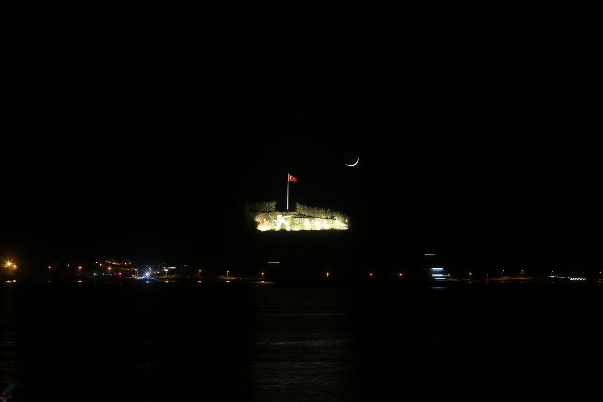 Çanakkale Boğazı'nda 'Dur Yolcu' ile hilalin buluşması
