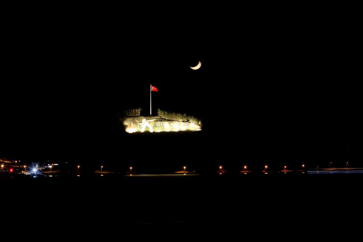 Çanakkale Boğazı'nda 'Dur Yolcu' ile hilalin buluşması