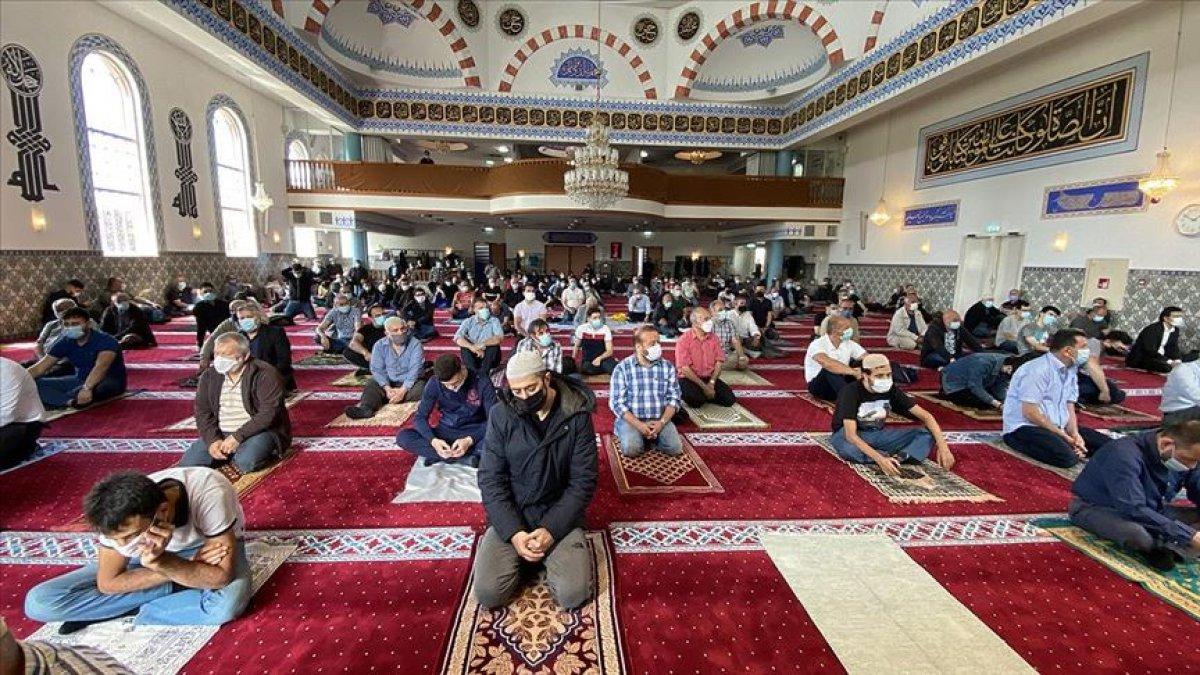 Camilerde cuma namazı kılınacak mı? Yarın camiler açık mı?