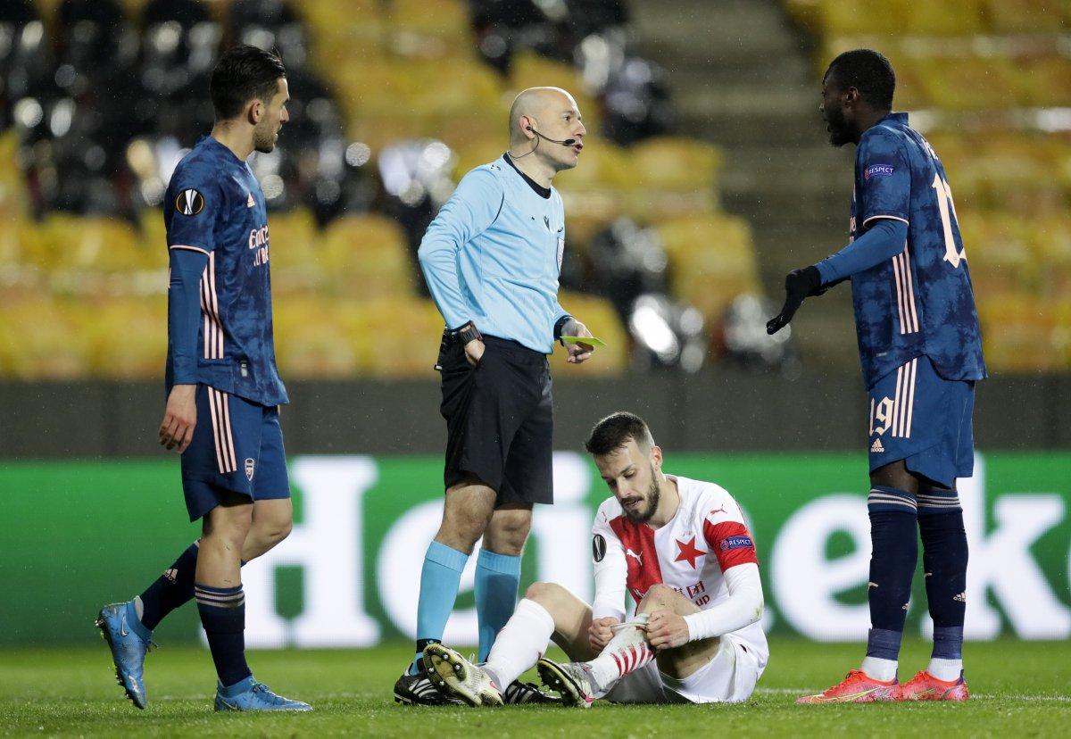 Cüneyt Çakır, ırkçılığa karşı diz çöktü