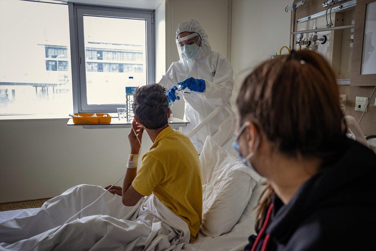 Hasta bebekler, sağlıkçıların şefkatli ellerinde ilgi görüyor