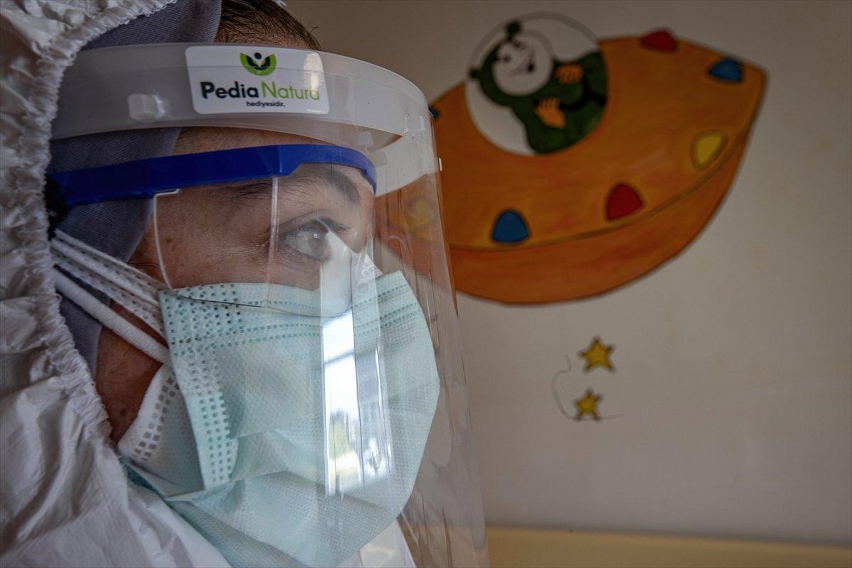 Hasta bebekler, sağlıkçıların şefkatli ellerinde ilgi görüyor