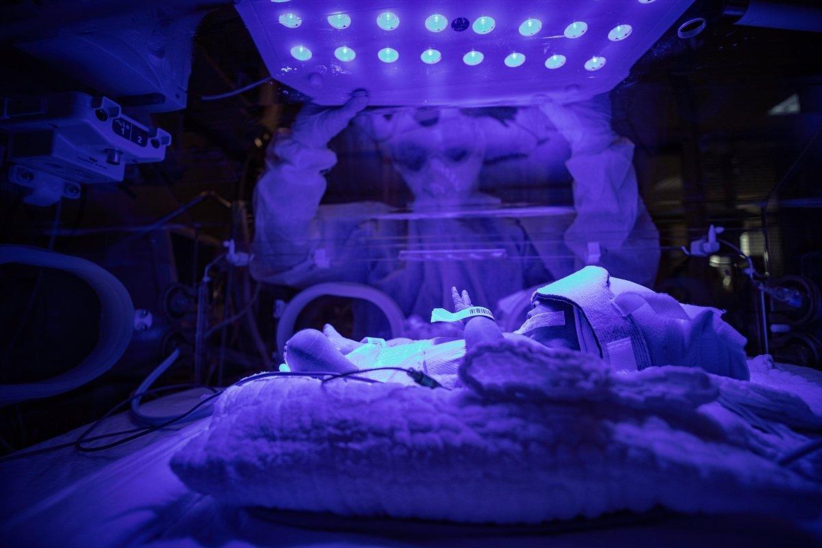 Hasta bebekler, sağlıkçıların şefkatli ellerinde ilgi görüyor