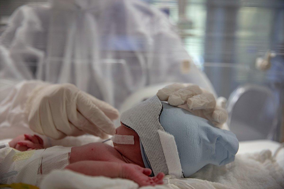 Hasta bebekler, sağlıkçıların şefkatli ellerinde ilgi görüyor