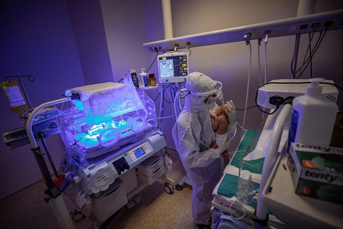 Hasta bebekler, sağlıkçıların şefkatli ellerinde ilgi görüyor