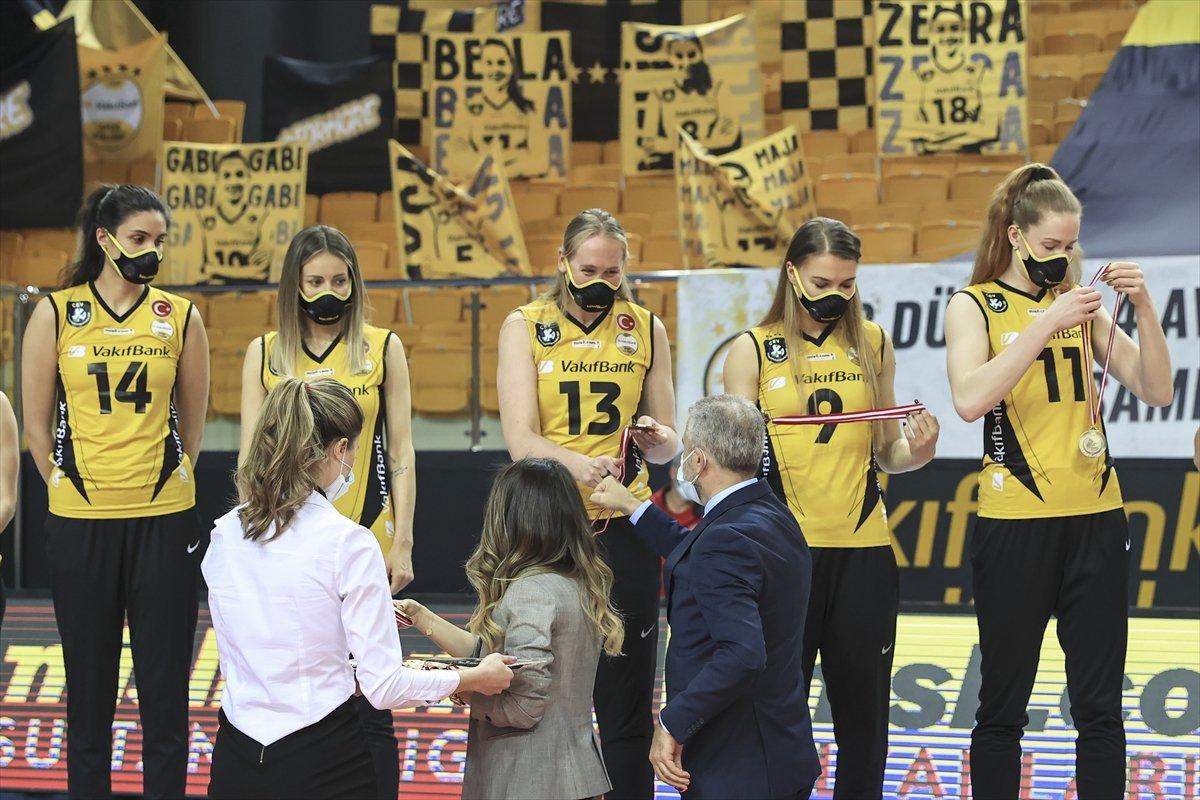 Şampiyon Vakıfbank kupayı kaldırdı