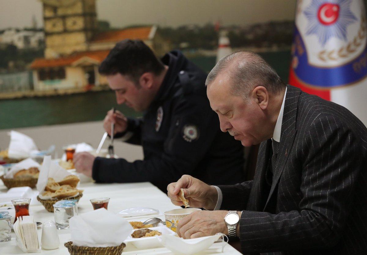 Cumhurbaşkanı Erdoğan ve Süleyman Soylu, Çengelköy Polis Merkezi'nde iftar yaptı