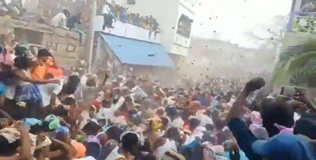 Hindistan’da halk birbirine inek gübresi fırlattı