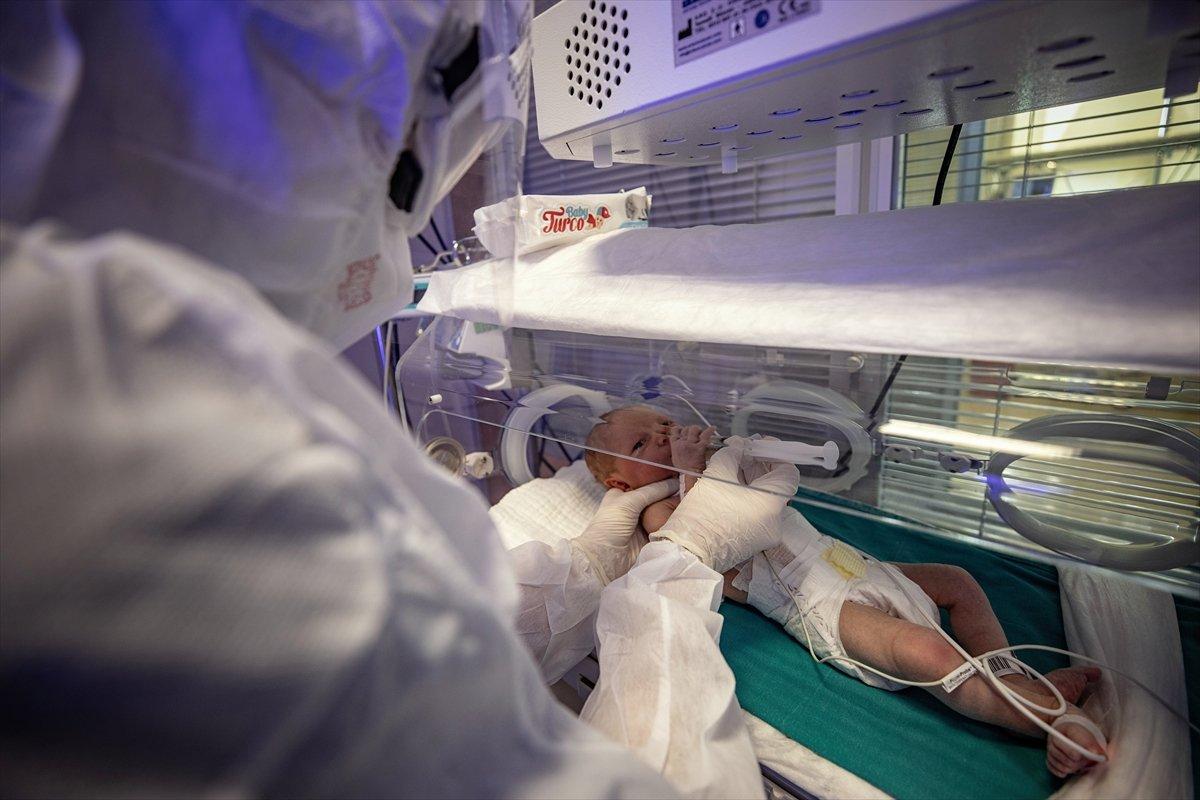 Hasta bebekler, sağlıkçıların şefkatli ellerinde ilgi görüyor