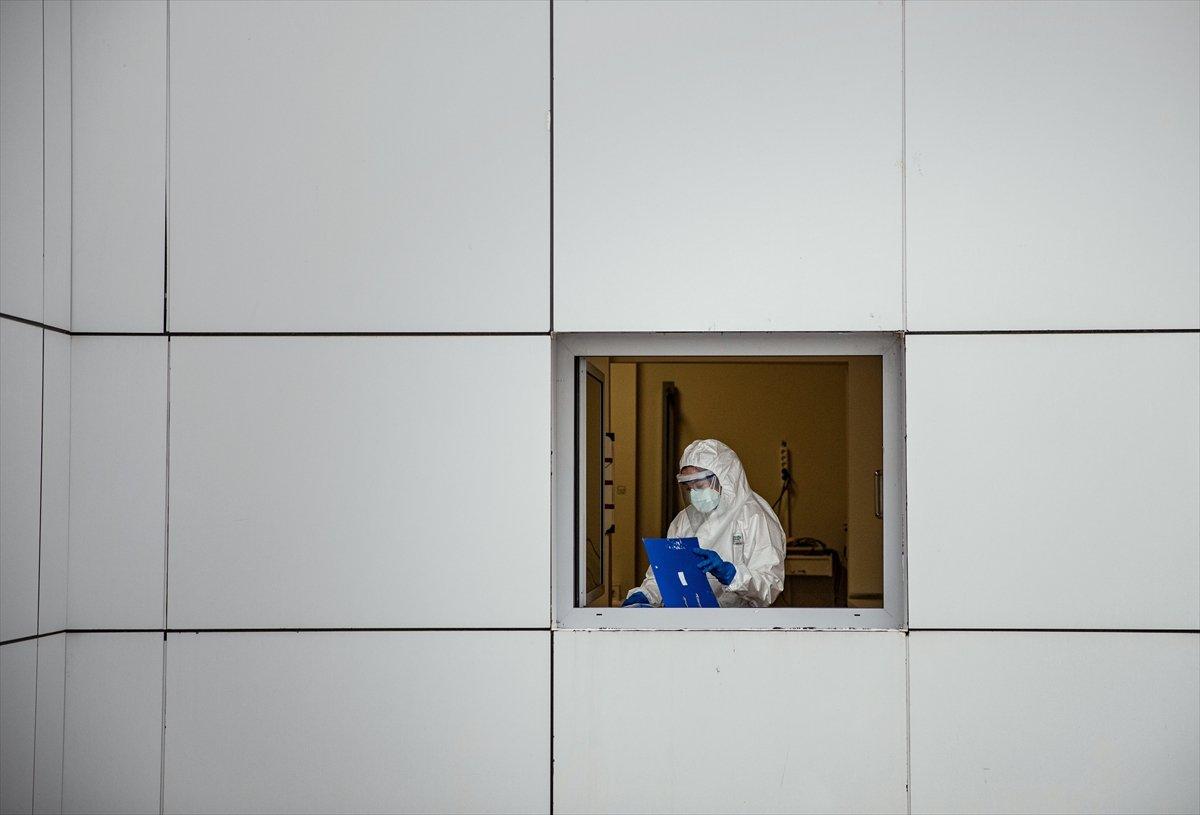 Hasta bebekler, sağlıkçıların şefkatli ellerinde ilgi görüyor