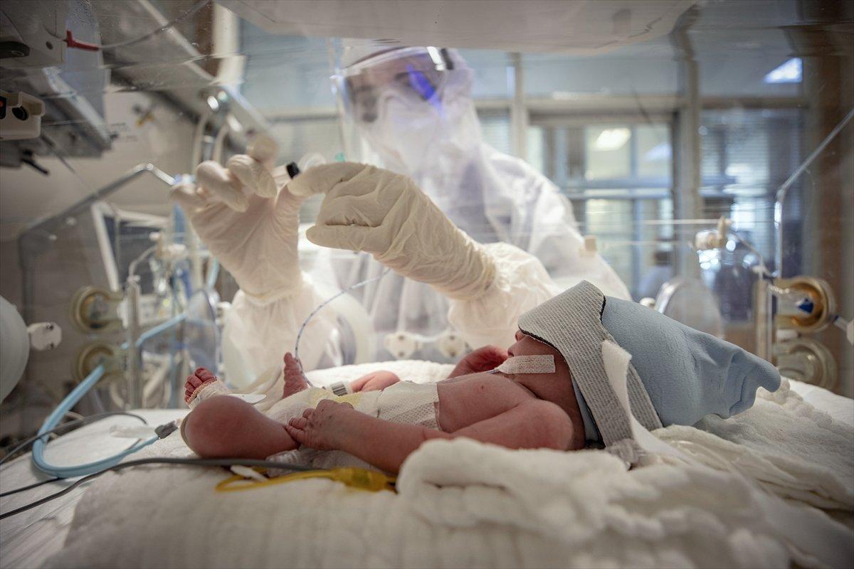 Hasta bebekler, sağlıkçıların şefkatli ellerinde ilgi görüyor