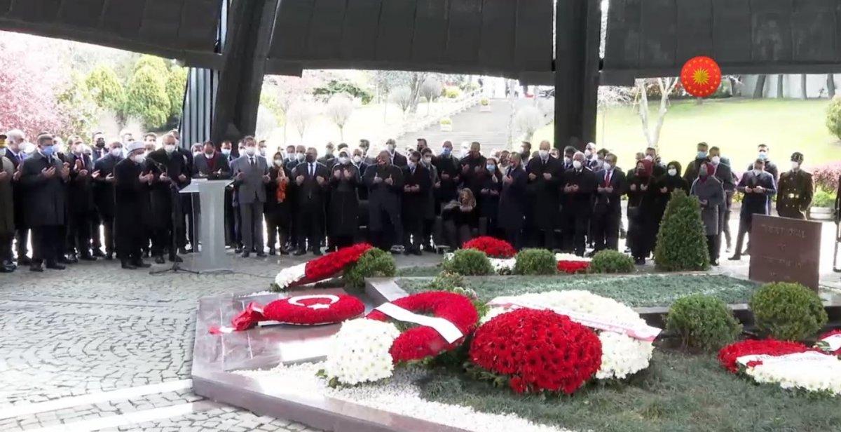 Cumhurbaşkanı Erdoğan, Turgut Özal'ın kabri başında Kur'an okudu