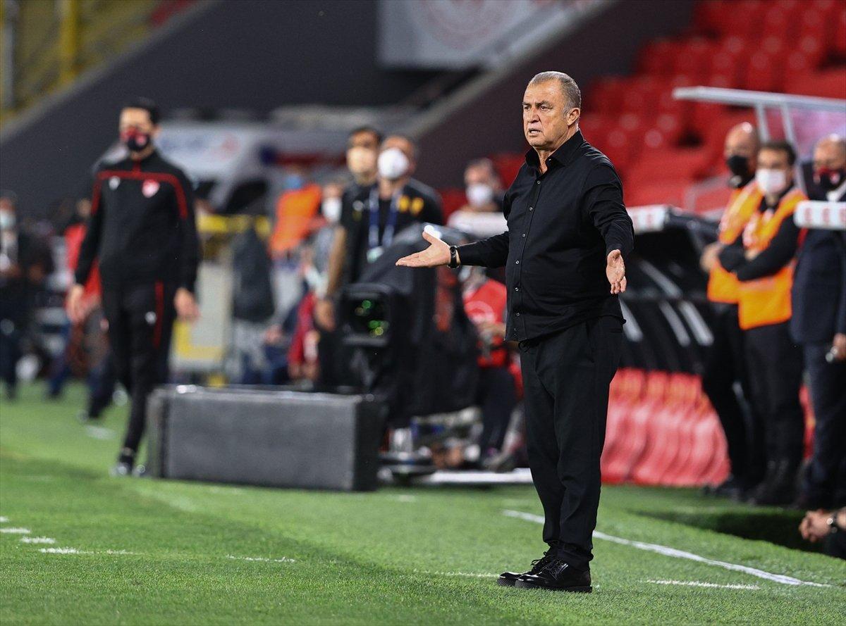 Fatih Terim: Yumruklarımı sıkıyorum, yutkunuyorum