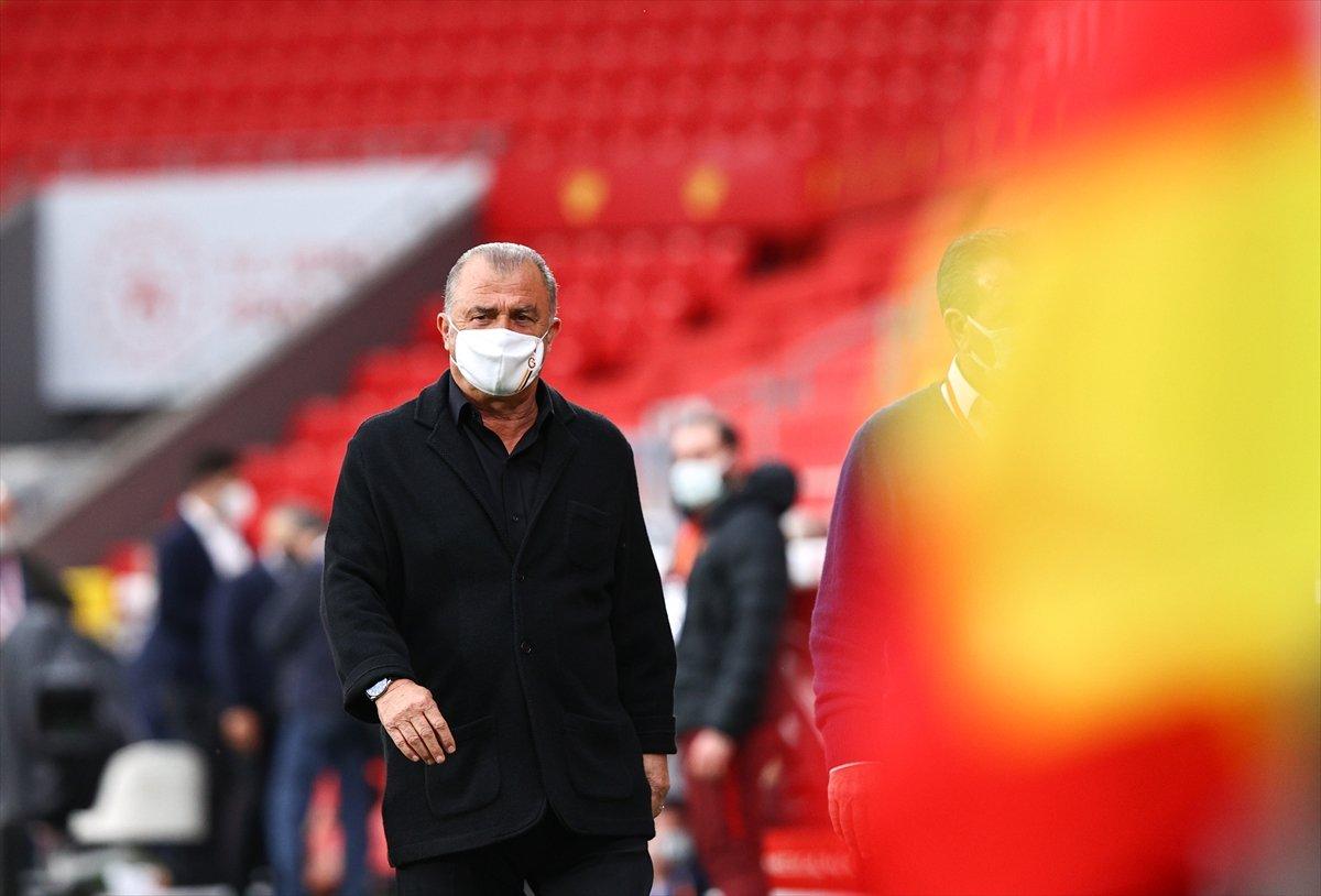 Fatih Terim: Yumruklarımı sıkıyorum, yutkunuyorum