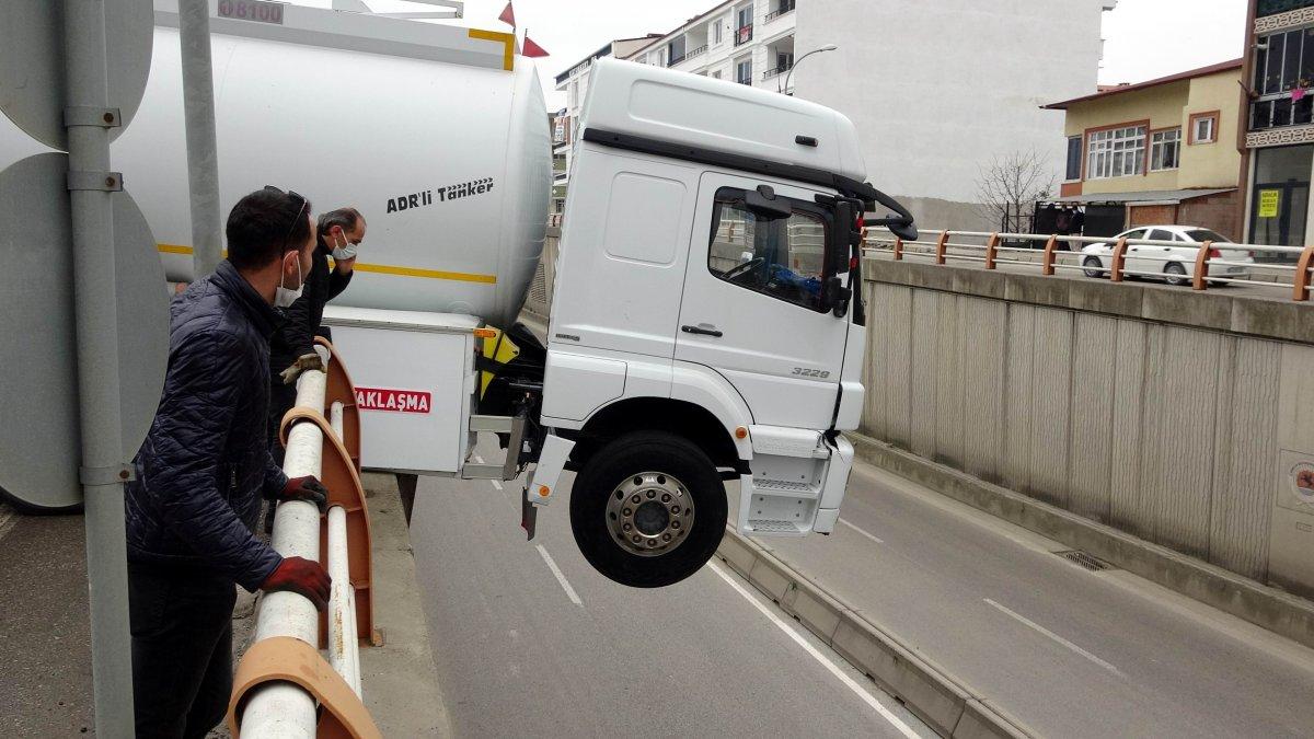 Samsun'da tanker geçidin üzerinde asılı kaldı