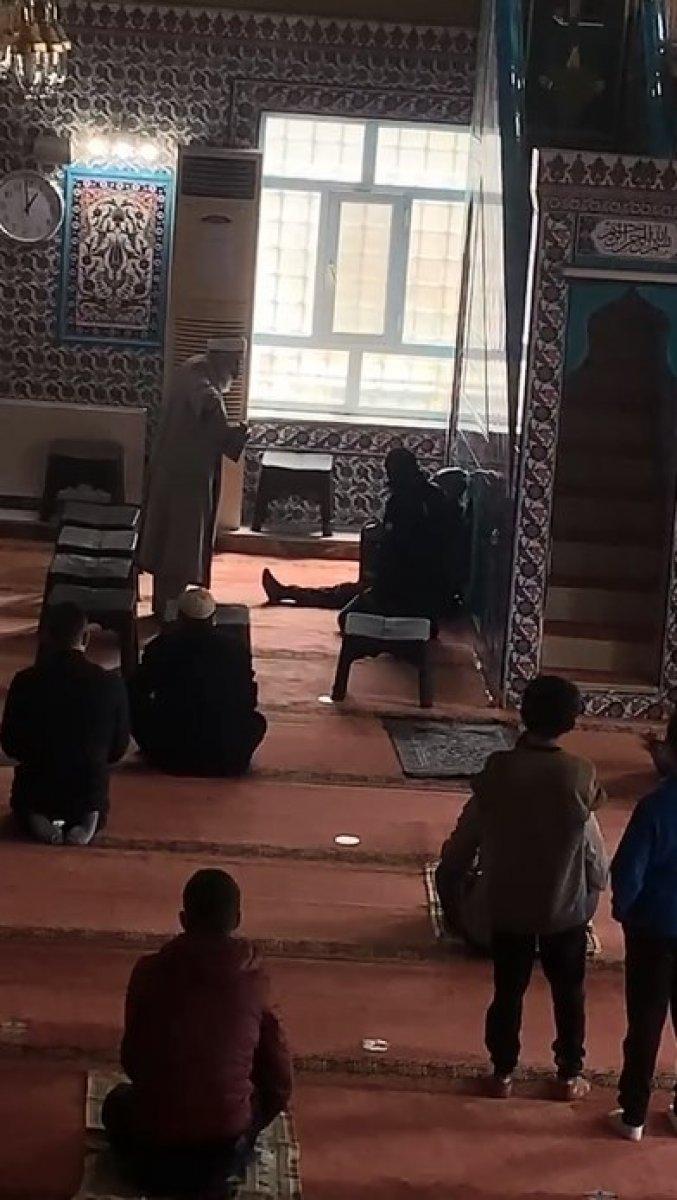 Sultangazi'de karantinada olması gereken yaşlı adam camiye gitti