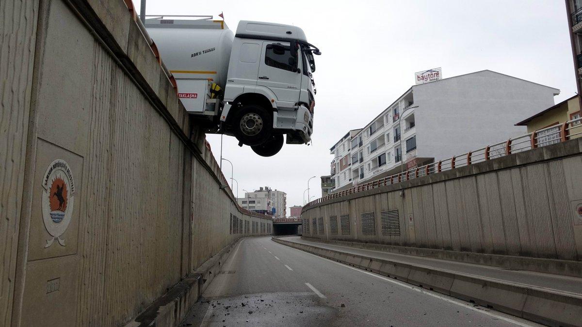Samsun'da tanker geçidin üzerinde asılı kaldı
