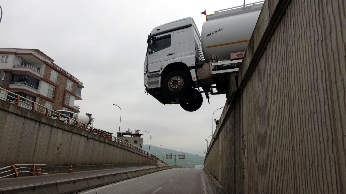 Samsun'da tanker geçidin üzerinde asılı kaldı