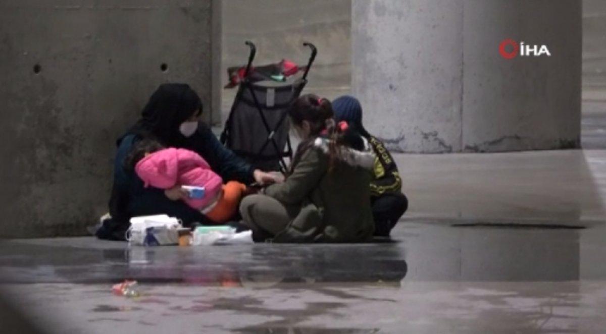 Taksim'de çocuklarını dilendiren kadın, zabıtaya takıldı